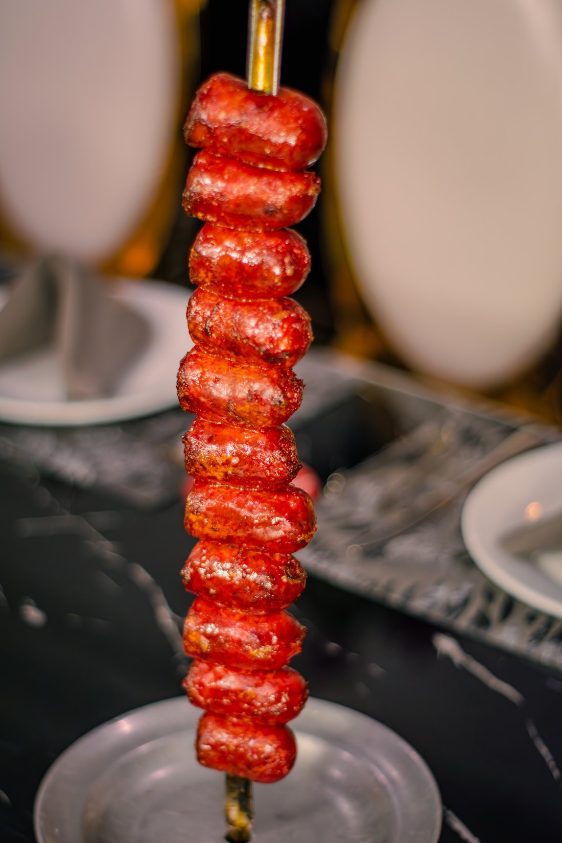 Espada de chorizos asándose en el asador.